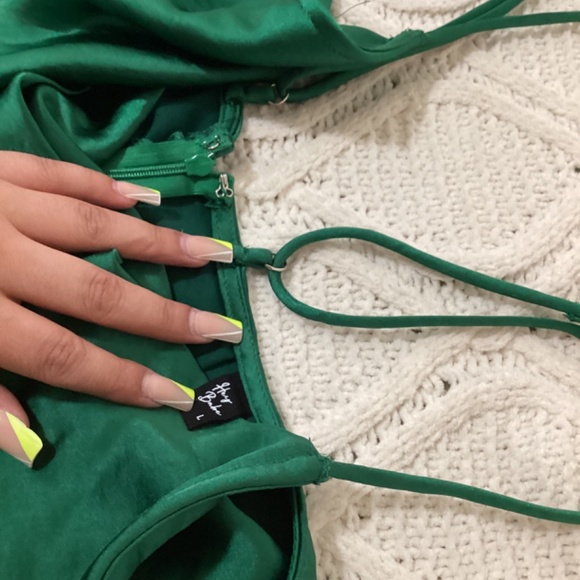 Green satin dress with high thigh slit - Picture 3 of 5